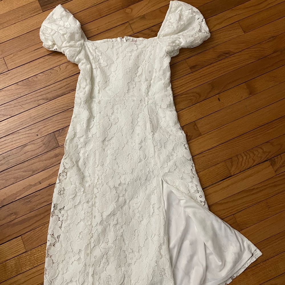 White puffy sleeve with slit dress